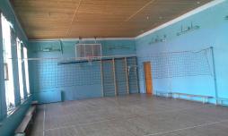 В школе имеется приспособленный спортивный зал