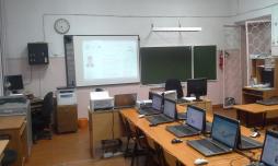Кабинет информатики имеет 25 ноутбуков, стационарный компьютер, интерактивную доску, мультимедиа проектор, 2 принтера (цветной и черно-белый), сканер, выход в интернет (проводной и Wi-Fi).